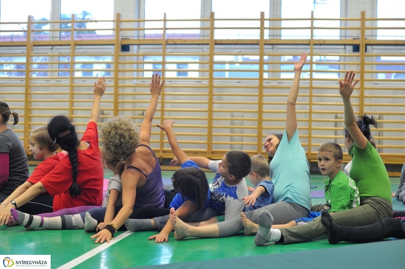 Mozdulj Nyíregyháza - családi jóga - fotó Szarka Lajos