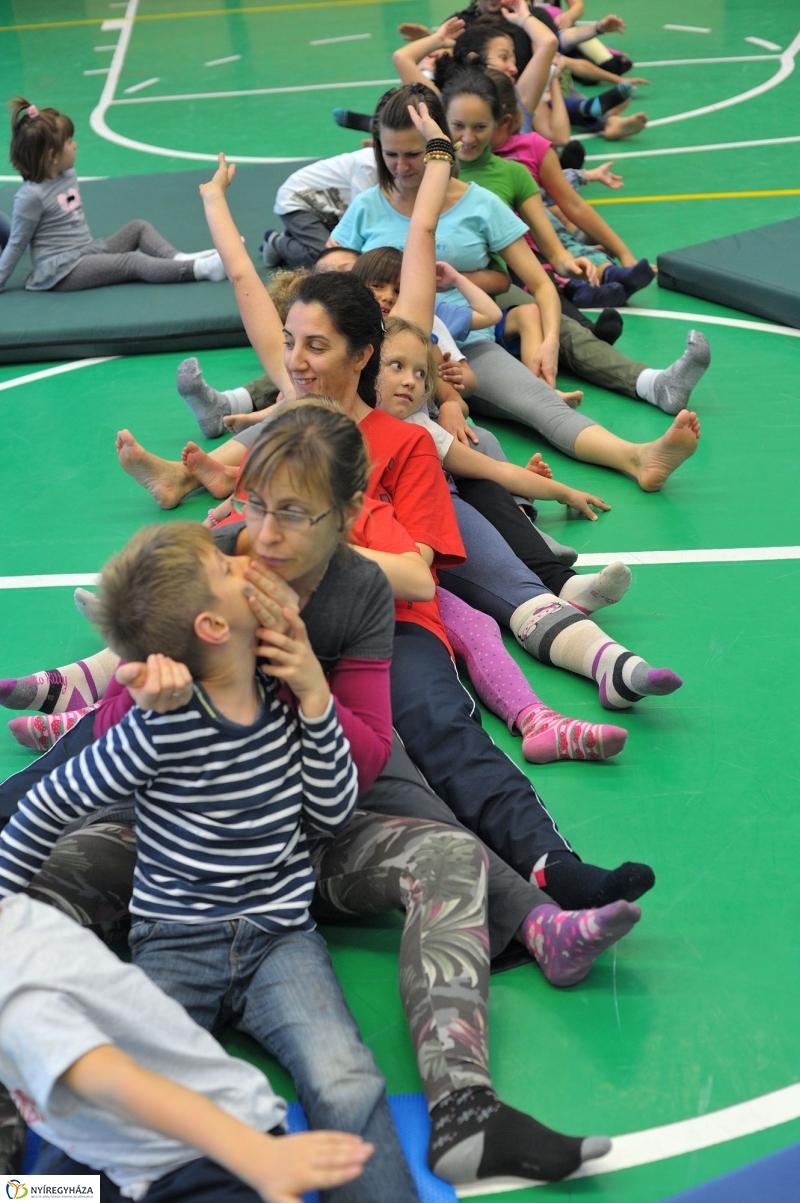 Mozdulj Nyíregyháza - családi jóga - fotó Szarka Lajos