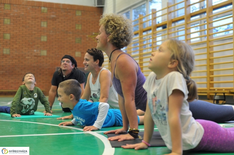 Mozdulj Nyíregyháza - családi jóga - fotó Szarka Lajos