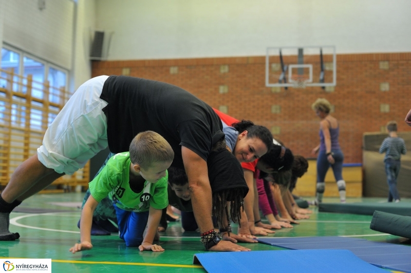 Mozdulj Nyíregyháza - családi jóga - fotó Szarka Lajos