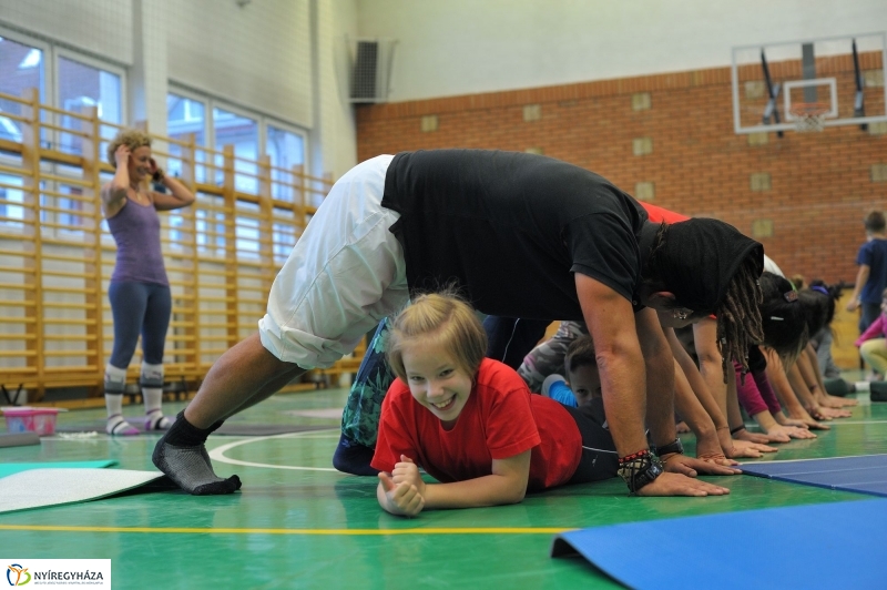 Mozdulj Nyíregyháza - családi jóga - fotó Szarka Lajos