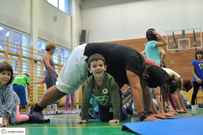 Mozdulj Nyíregyháza - családi jóga - fotó Szarka Lajos