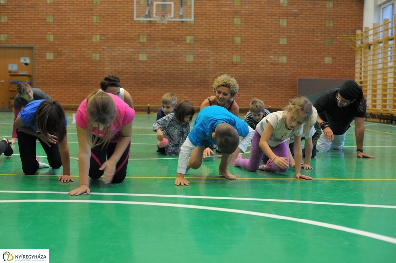 Mozdulj Nyíregyháza - családi jóga - fotó Szarka Lajos