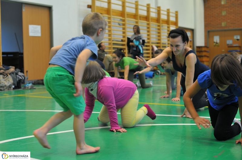 Mozdulj Nyíregyháza - családi jóga - fotó Szarka Lajos