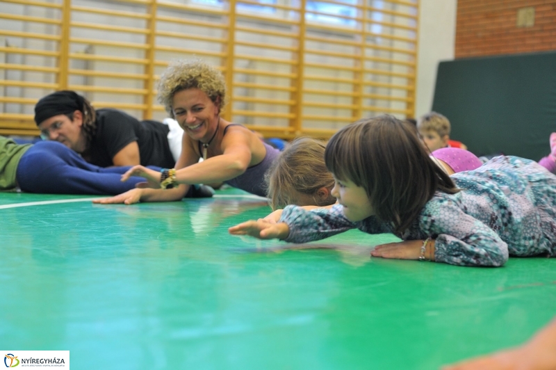 Mozdulj Nyíregyháza - családi jóga - fotó Szarka Lajos