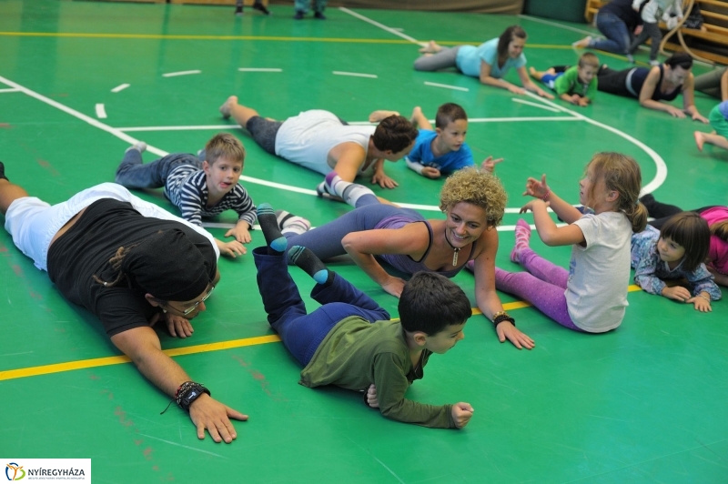 Mozdulj Nyíregyháza - családi jóga - fotó Szarka Lajos