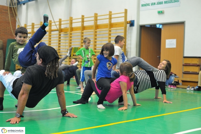 Mozdulj Nyíregyháza - családi jóga - fotó Szarka Lajos