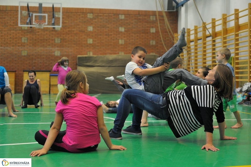 Mozdulj Nyíregyháza - családi jóga - fotó Szarka Lajos