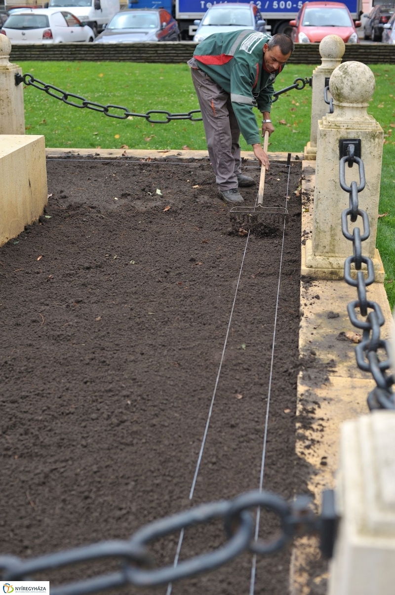 Park gondozás a Hősök terén - fotó Szarka Lajos