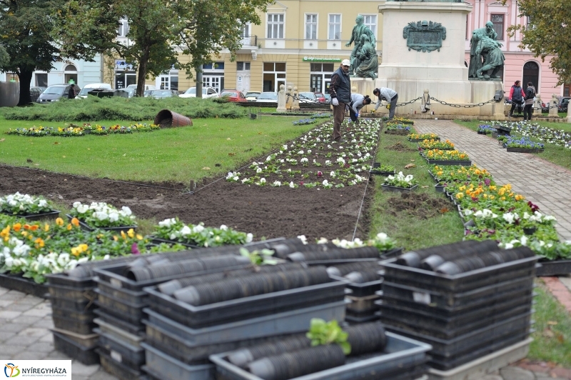Park gondozás a Hősök terén - fotó Szarka Lajos