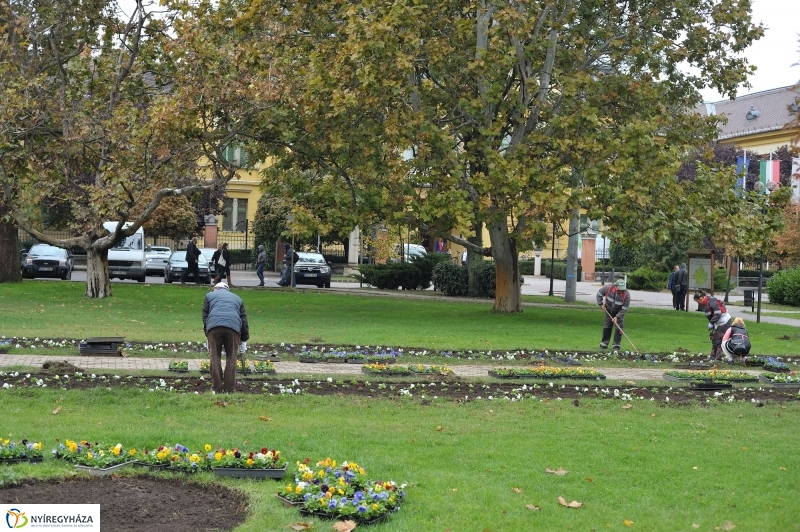 Park gondozás a Hősök terén - fotó Szarka Lajos