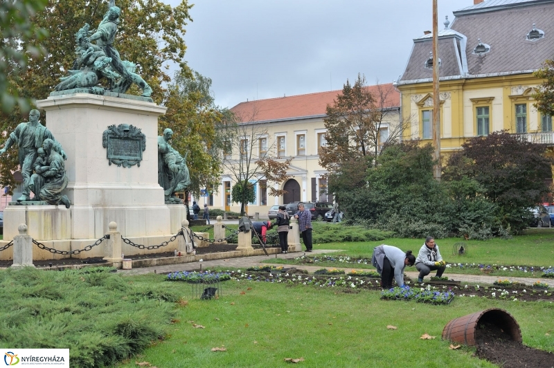 Park gondozás a Hősök terén - fotó Szarka Lajos