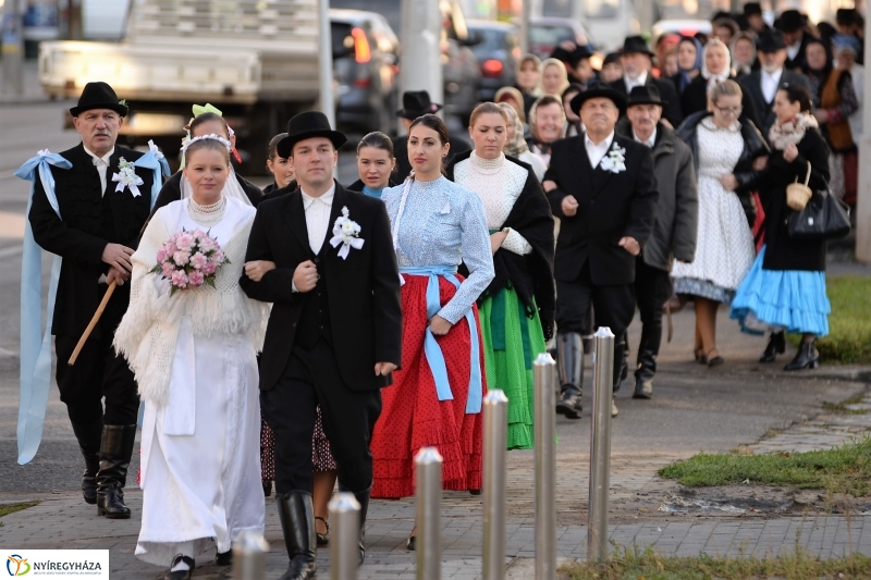 Tirpák esketés a templomban
