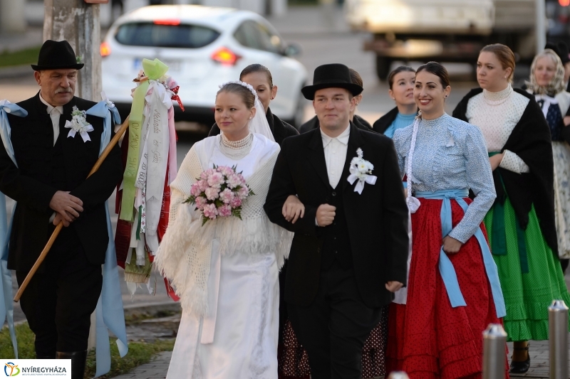 Tirpák esketés a templomban