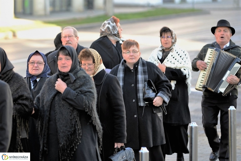 Tirpák esketés a templomban