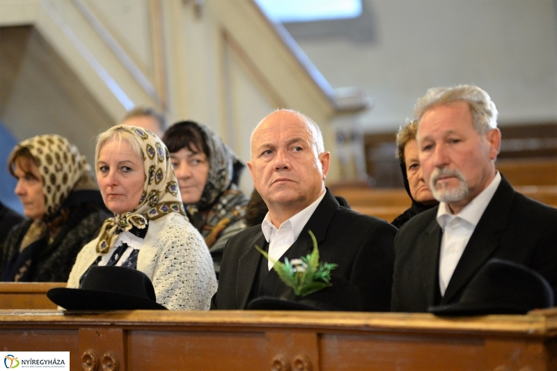 Tirpák esketés a templomban