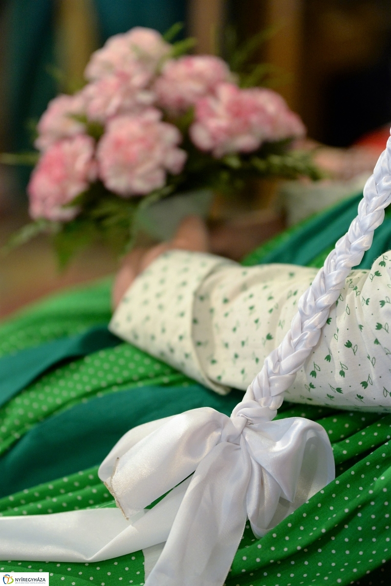 Tirpák esketés a templomban