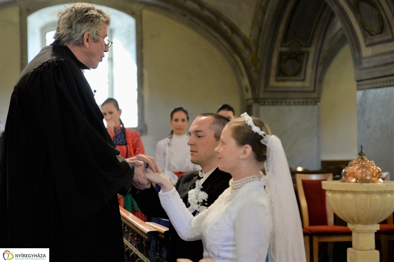 Tirpák esketés a templomban