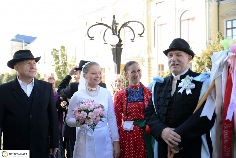 Tirpák esketés a templomban