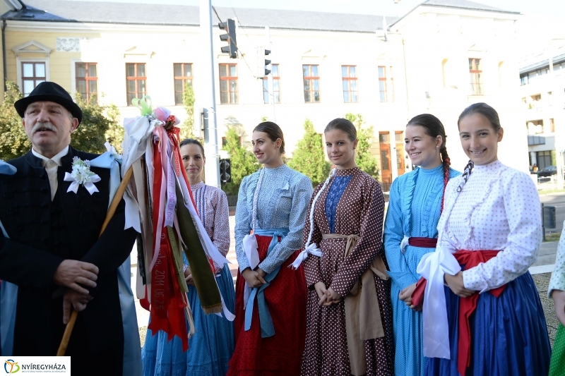 Tirpák esketés a templomban