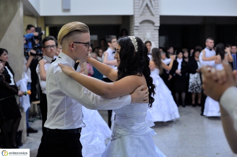 Szalagavató műsor a Szent Imre gimnáziumban - fotó Szarka Lajos