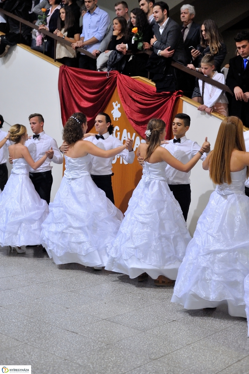 Szalagavató műsor a Szent Imre gimnáziumban - fotó Szarka Lajos