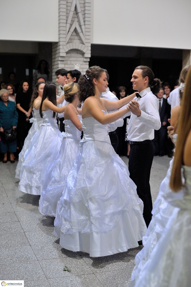 Szalagavató műsor a Szent Imre gimnáziumban - fotó Szarka Lajos