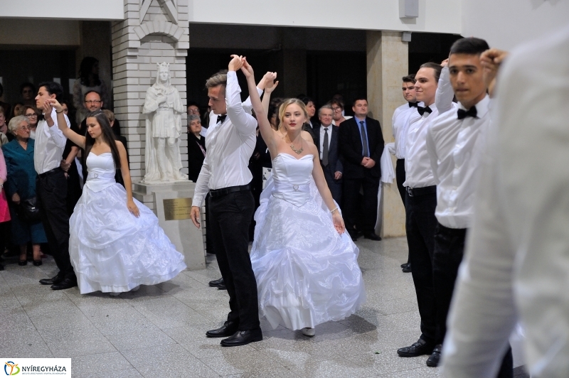 Szalagavató műsor a Szent Imre gimnáziumban - fotó Szarka Lajos