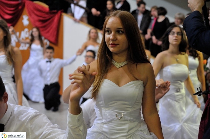 Szalagavató műsor a Szent Imre gimnáziumban - fotó Szarka Lajos