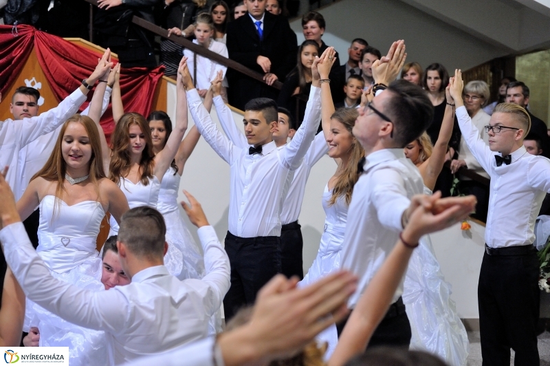 Szalagavató műsor a Szent Imre gimnáziumban - fotó Szarka Lajos