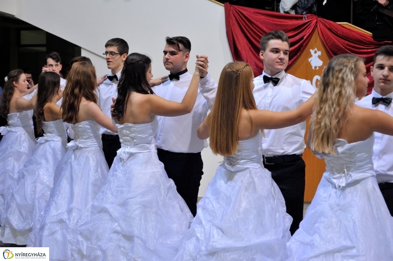 Szalagavató műsor a Szent Imre gimnáziumban - fotó Szarka Lajos