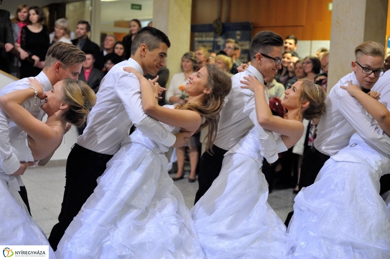 Szalagavató műsor a Szent Imre gimnáziumban - fotó Szarka Lajos