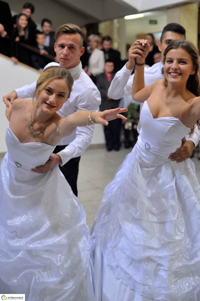 Szalagavató műsor a Szent Imre gimnáziumban - fotó Szarka Lajos