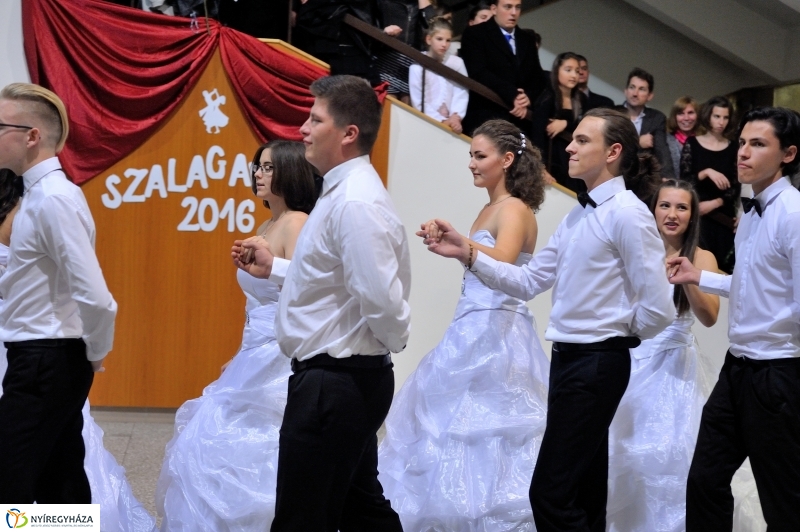 Szalagavató műsor a Szent Imre gimnáziumban - fotó Szarka Lajos