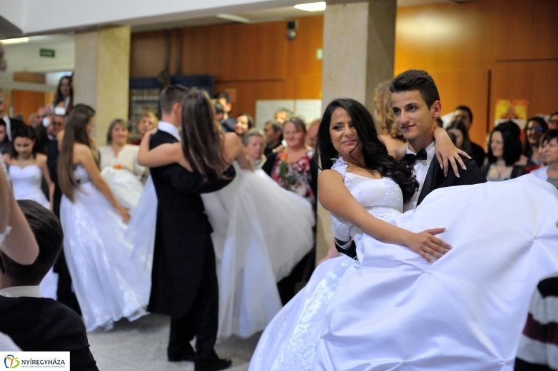 Szalagavató műsor a Szent Imre gimnáziumban - fotó Szarka Lajos