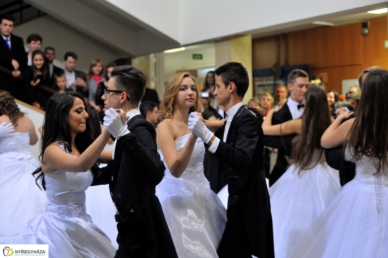 Szalagavató műsor a Szent Imre gimnáziumban - fotó Szarka Lajos