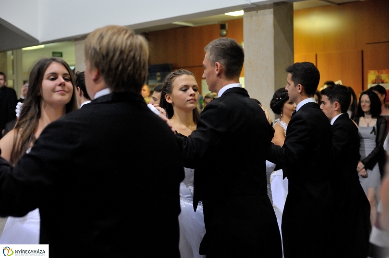 Szalagavató műsor a Szent Imre gimnáziumban - fotó Szarka Lajos