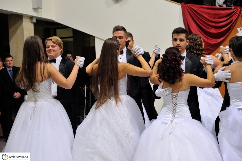 Szalagavató műsor a Szent Imre gimnáziumban - fotó Szarka Lajos