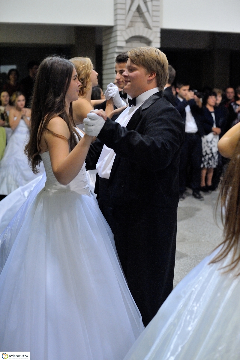 Szalagavató műsor a Szent Imre gimnáziumban - fotó Szarka Lajos