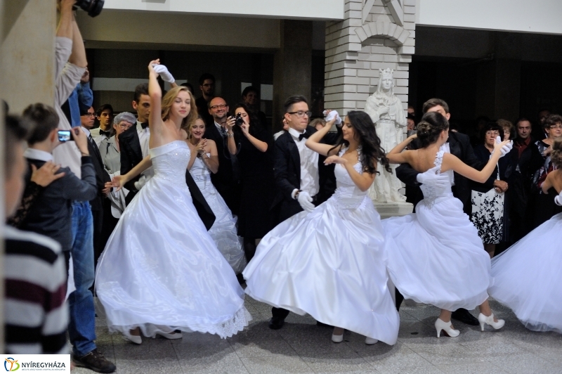 Szalagavató műsor a Szent Imre gimnáziumban - fotó Szarka Lajos