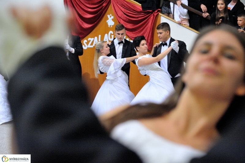 Szalagavató műsor a Szent Imre gimnáziumban - fotó Szarka Lajos