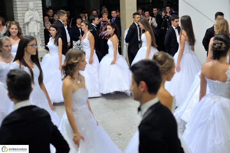 Szalagavató műsor a Szent Imre gimnáziumban - fotó Szarka Lajos