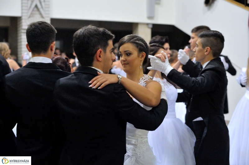 Szalagavató műsor a Szent Imre gimnáziumban - fotó Szarka Lajos