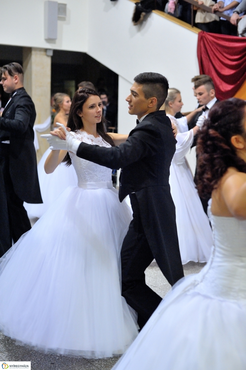 Szalagavató műsor a Szent Imre gimnáziumban - fotó Szarka Lajos