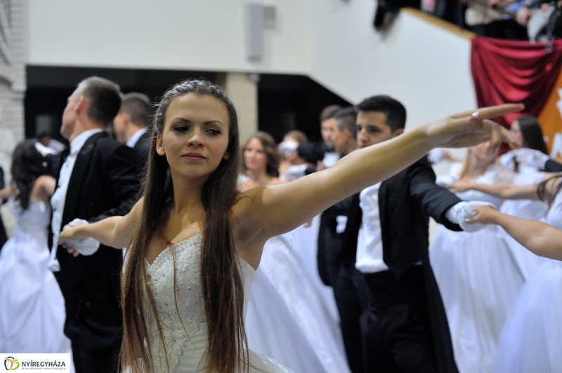 Szalagavató műsor a Szent Imre gimnáziumban - fotó Szarka Lajos