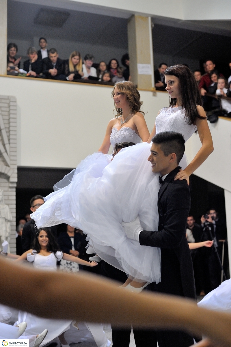 Szalagavató műsor a Szent Imre gimnáziumban - fotó Szarka Lajos