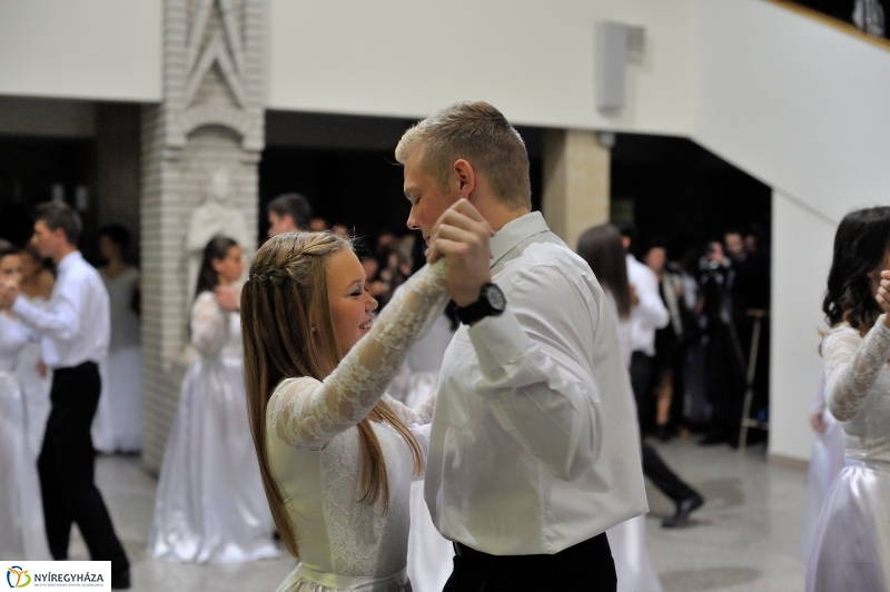 Szalagavató műsor a Szent Imre gimnáziumban - fotó Szarka Lajos