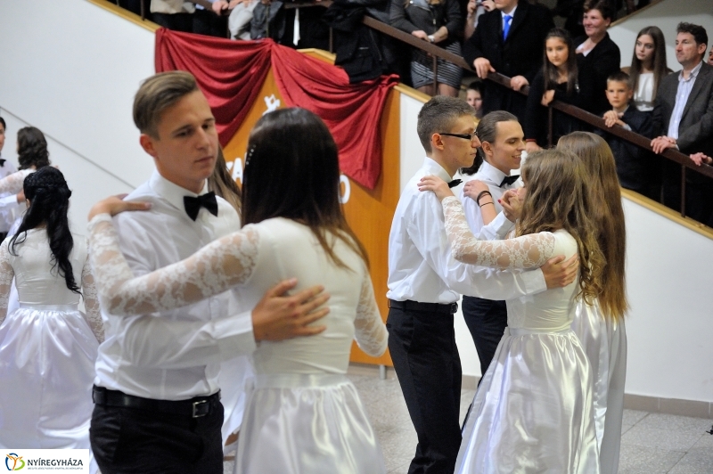 Szalagavató műsor a Szent Imre gimnáziumban - fotó Szarka Lajos