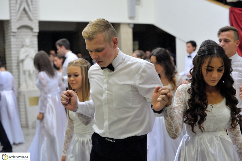 Szalagavató műsor a Szent Imre gimnáziumban - fotó Szarka Lajos