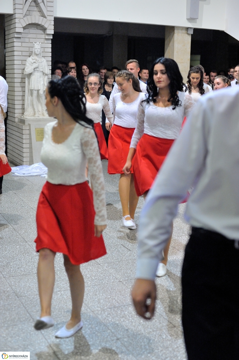 Szalagavató műsor a Szent Imre gimnáziumban - fotó Szarka Lajos